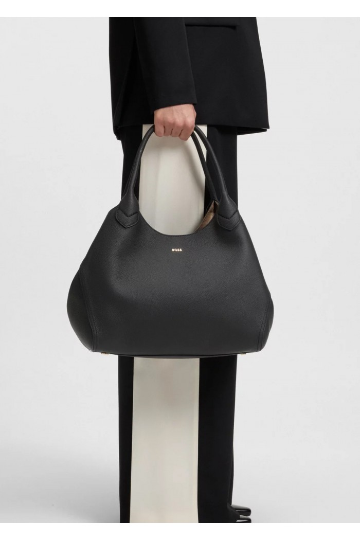 Tote bag in grained leather with logo lettering