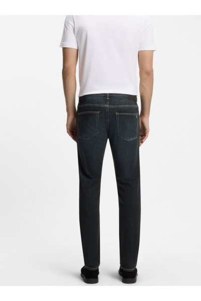 Slim-fit jeans with contrast stitching