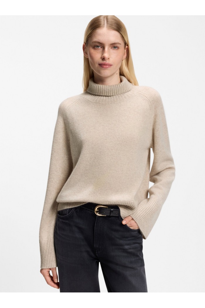 Relaxed-fit rollneck sweater in cashmere with raglan sleeves