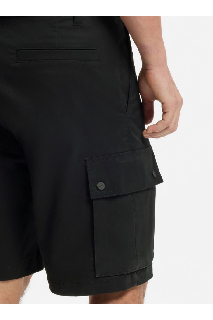 Stretch-cotton cargo shorts with pleat front