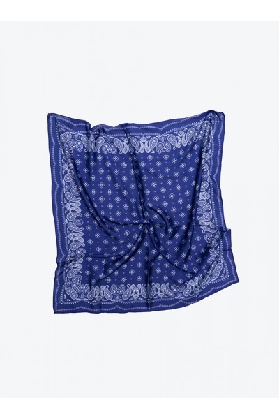 WHITE T-SHIRT WITH BLUE BANDANA