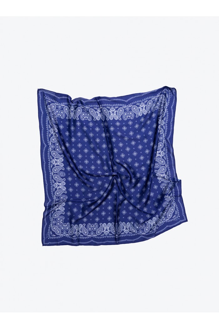 WHITE T-SHIRT WITH BLUE BANDANA