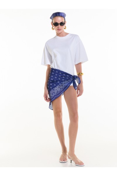 WHITE T-SHIRT WITH BLUE BANDANA