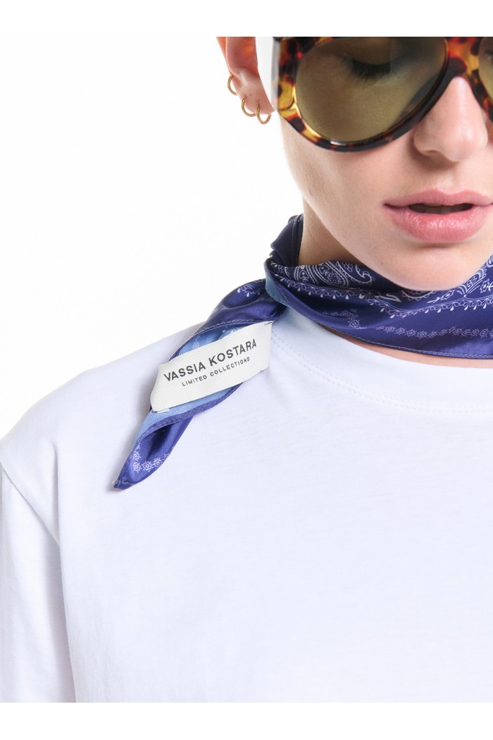 WHITE T-SHIRT WITH BLUE BANDANA