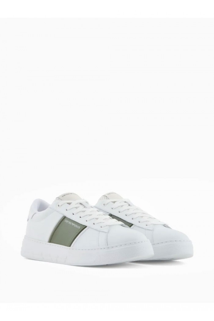 Leather sneakers with contrasting stripe
