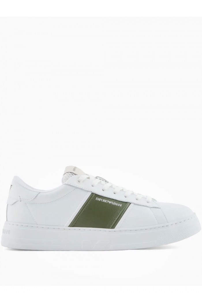 Leather sneakers with contrasting stripe