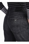 Slim-fit denim jeans with five pockets and a used look