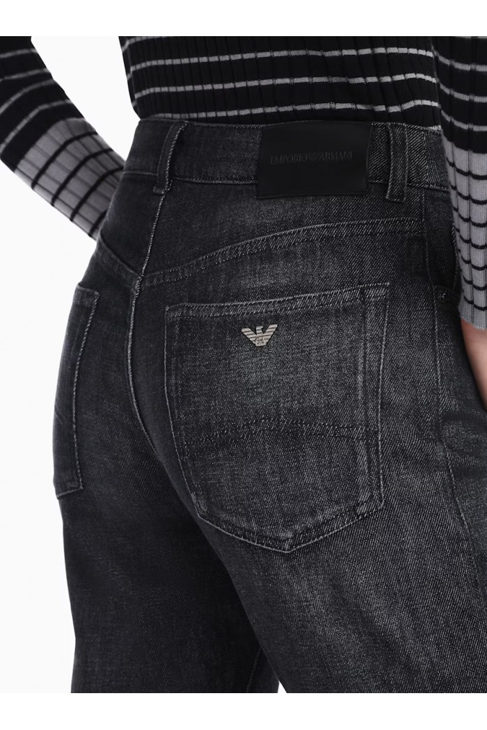 Slim-fit denim jeans with five pockets and a used look