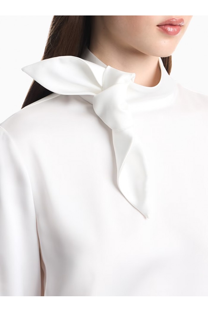 Unlined shirt in techno twill with back zipper and hook